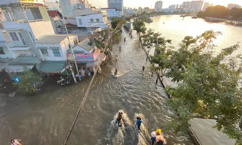 Triều cường đạt đỉnh, người dân TP.HCM vật vã lội "biển nước" về nhà